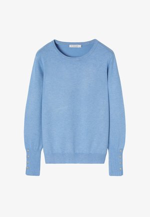 Lichtblauwe gebreide trui met lange mouwen, een ronde halslijn en zilveren knopen in een rij op de brede manchetten.