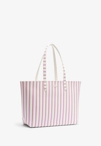 Bolso de mano a rayas hecho de material duradero y flexible; presenta una base blanca con rayas rosas, dos asas y una apertura ancha.