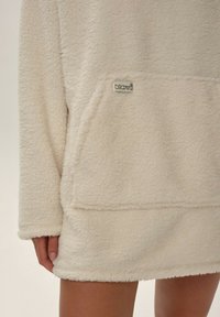 ESOTIQ JUNKO mleczny