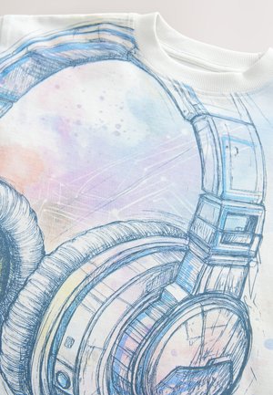 Felpa bianca con design grafico di cuffie in stile schizzo blu, con uno sfondo ad acquerello in colori pastello delicati.