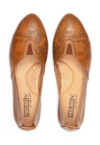 Ballerines en cuir marron avec des motifs perforés, forme de bout en amande, accents élastiques sur les côtés et semelles rembourrées ; texture lisse et élégante.