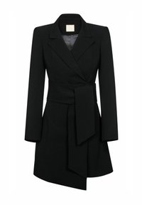 Czarna dopasowana sukienka z marynarki z długimi rękawami, kołnierzem, zaznaczoną talią i detalem w postaci przedniego wiązania. Gładki materiał o wyrazistych liniach.