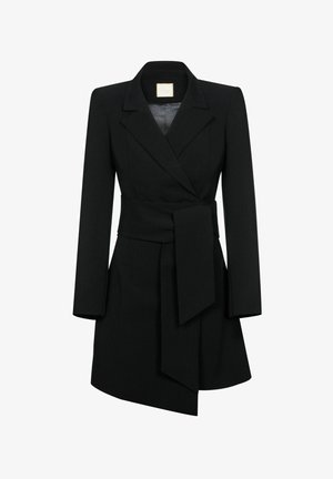 Czarna dopasowana sukienka z marynarki z długimi rękawami, kołnierzem, zaznaczoną talią i detalem w postaci przedniego wiązania. Gładki materiał o wyrazistych liniach.