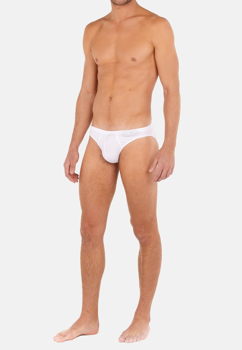 Weiße Baumwollunterhosen mit einem weichen, dehnbaren Bund und einem figurschmeichelnden Design. Der Stoff ist glatt und unverziert und bietet einen klassischen Look.