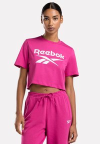 Reebok CROP TEE - Camiseta estampada - semi proud pink