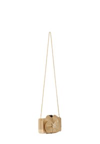 Borsa beige con un design floreale, caratterizzata da un'esterno testurizzato, una tracolla in catena metallica e un accento decorativo a forma di gioiello al centro.