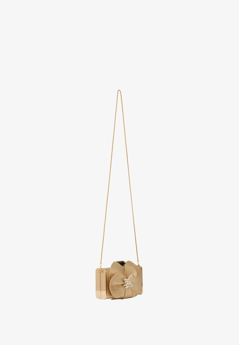 Borsa beige con un design floreale, caratterizzata da un'esterno testurizzato, una tracolla in catena metallica e un accento decorativo a forma di gioiello al centro.