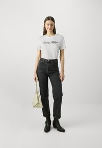 Tommy Hilfiger SCRIPT REGULAR - T-shirt imprimé - ecru