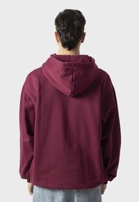 Kaotiko THE ONLY TRUTH IS MUSIC UNISEX - Jersey con capucha - red