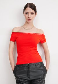 Calvin Klein Jeans - LOGO ELASTIC BARDOT TOP - T-shirt imprimé - fiery red Image miniature 1