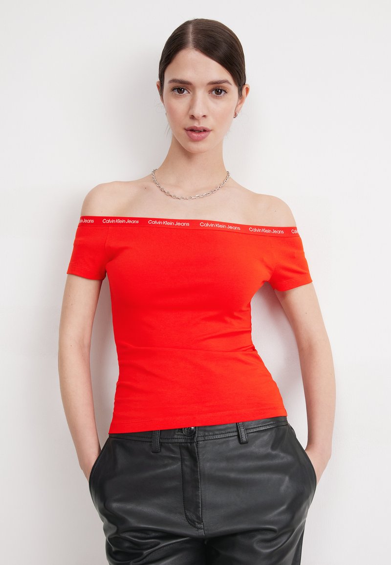 Calvin Klein Jeans - LOGO ELASTIC BARDOT TOP - Print T-shirt - fiery red, Enlarge