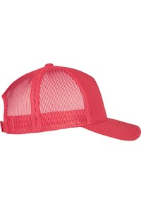 Rød mesh-ryg baseball cap med en solid frontpanel og krummet skygge. Har syninger langs skyggen og justerbar rem bagpå.