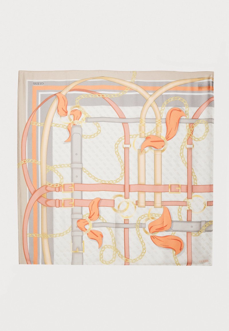 Foulard en soie avec des sangles beige, pêche et grises, chaînes dorées et plumes orange sur fond blanc, avec un petit logo "Guess".