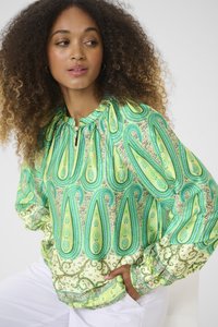 Blusa verde con motivo paisley, colletto arricciato e maniche lunghe. Presenta dettagli floreali, tessuto testurizzato e polsini con bottoni.