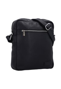 Czarna skórzana torebka na ramię z przednią kieszenią na zamek, regulowanym paskiem i srebrnymi metalowymi detalami zamka na jednolitym białym tle.