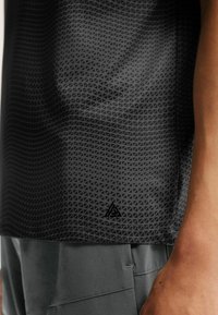 Next ACTIVE TIE DYE - Nyomott mintás póló - dark grey