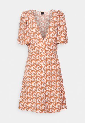 Vestido de manga curta, laranja e branco com padrão, com decote em V, frente com botões e barra evasê, feito de tecido leve.