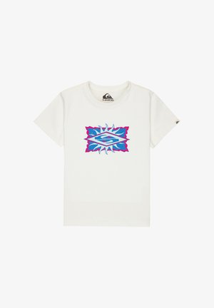 Biały t-shirt z krótkim rękawem, z niebiesko-różowym geometrycznym wzorem słońca na środku piersi oraz małym logo na lewym rękawie.