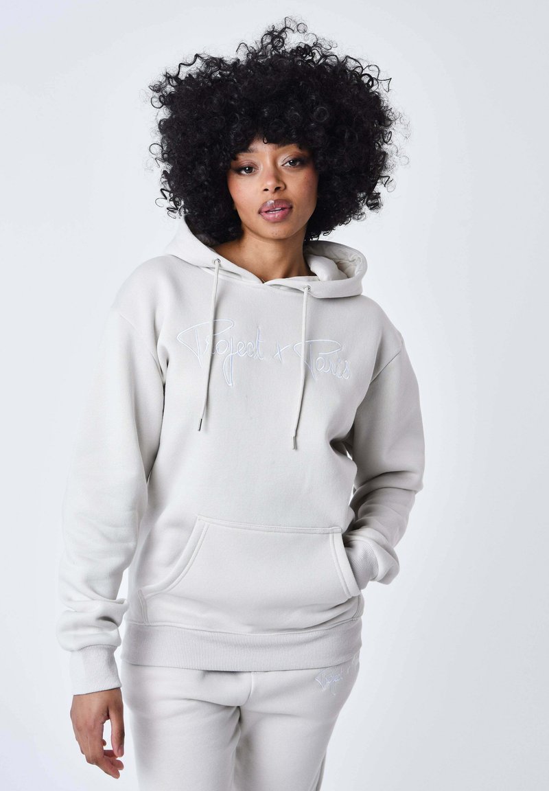 Sweat à capuche gris clair avec cordon de serrage, poche avant et logo brodé. Matière douce de sweatshirt avec poignets et ourlet côtelés.