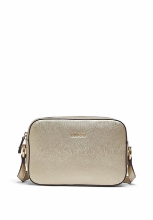 Compact rechthoekige crossbodytas in metallic goud met gestructureerde afwerking, verstelbare band, ritssluiting en een klein goudkleurig logo in het midden van de voorkant.