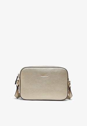 Bolso bandolera rectangular compacto en metálico dorado con acabado texturizado, correa ajustable, cierre de cremallera y pequeño logotipo dorado centrado en el frente.