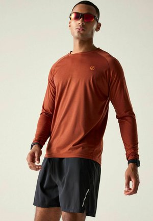 Regatta, REGATTA AGILE LONG SLEEVED WALKING T-SHIRT T-SHIRTS - Long sleeved top - arabian spice