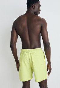 Carhartt WIP CHASE SWIM TRUNKS - Shorts da mare - arctic lime/gold