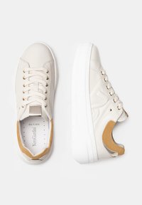 Białe sneakersy z gładkiej skórzanej cholewki, z tanowymi zamszowymi akcentami i złotymi oczkami. Posiadają grubą białą podeszwę oraz kontrastowy wzór logo.
