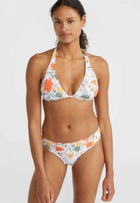 Bloemenbikini met een witte achtergrond, versierd met oranje, gele en groene bloemen. De top heeft een halterhalsontwerp met een diepe V-vorm.