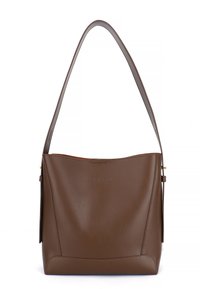 Borsa a tracolla in pelle marrone con una sola tracolla larga, fondo strutturato e nome del marchio inciso in modo sottile al centro anteriore.