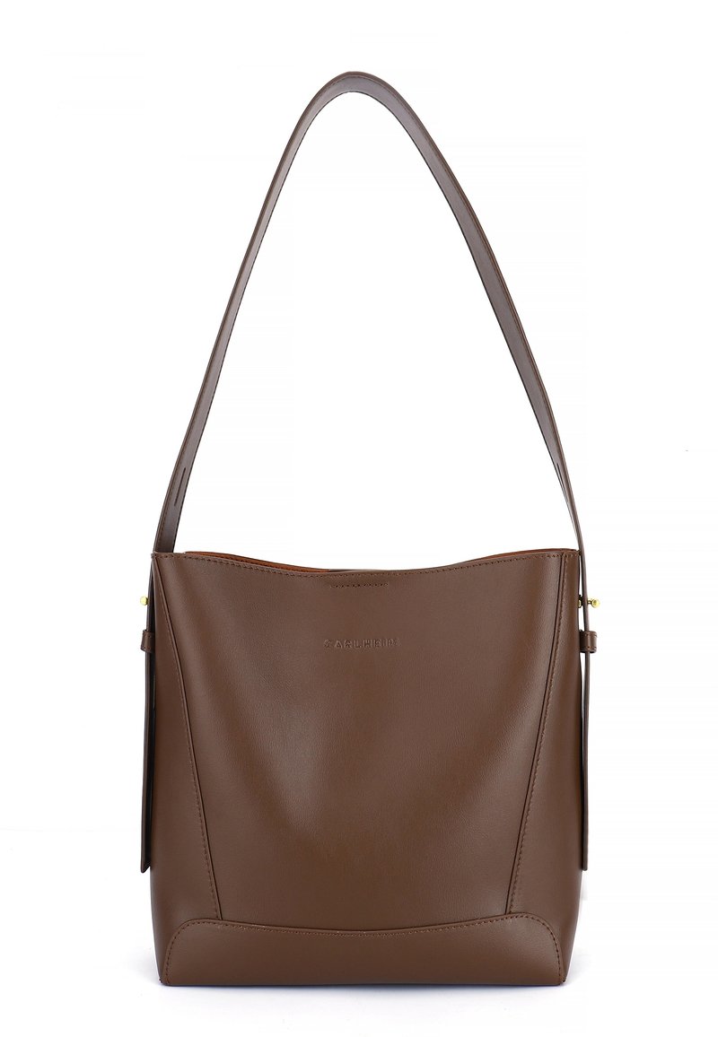 Borsa a tracolla in pelle marrone con una sola tracolla larga, fondo strutturato e nome del marchio inciso in modo sottile al centro anteriore.