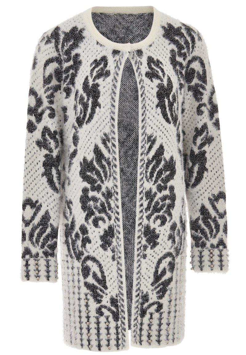 Cardigan lungo bianco e nero a motivo, con texture pelosa, apertura frontale e borchie decorative sui polsini. Presenta un intricato design floreale.
