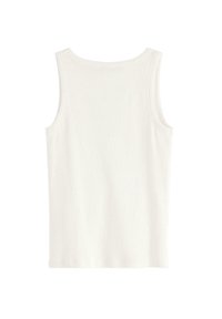 Hvid, ærmeløs tanktop lavet af blødt bomuld; har en rund halsudskæring og ribbet tekstur med færdige kanter og et enkelt design.