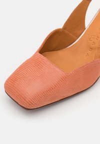 Korálově růžový botička na patě typu slingback s texturovaným, raženým povrchem, čtvercovou špičkou a hladkým koženým vnitřkem s nízkým podpatkem.