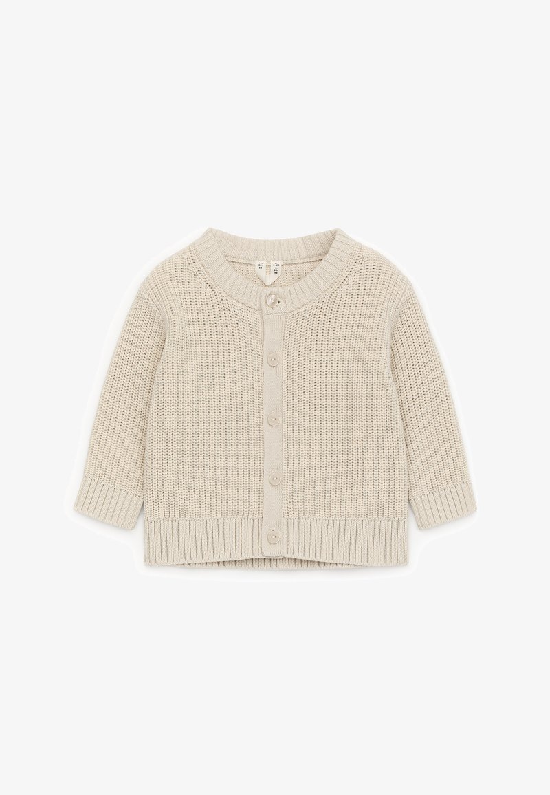 Gilet pour bébé en tricot beige avec manches longues, col rond, boutonnage devant, et bords-côtes aux poignets et à l'ourlet.