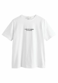 Witte katoenen t-shirt met korte mouwen, met zwarte tekst "COMMUNITY GARDENS LOS ANGELES" gecentreerd op de borst. Klassieke ronde hals.