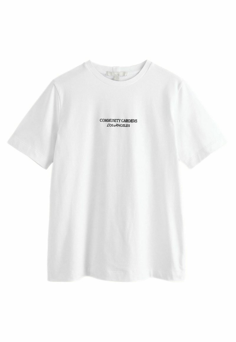 Witte katoenen t-shirt met korte mouwen, met zwarte tekst "COMMUNITY GARDENS LOS ANGELES" gecentreerd op de borst. Klassieke ronde hals.