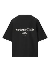 Sort bomulds T-shirt med korte ærmer, rund halsudskæring og hvidt trykt tekst på ryggen: "Sports Club," "Luxury Athleisure Wear."