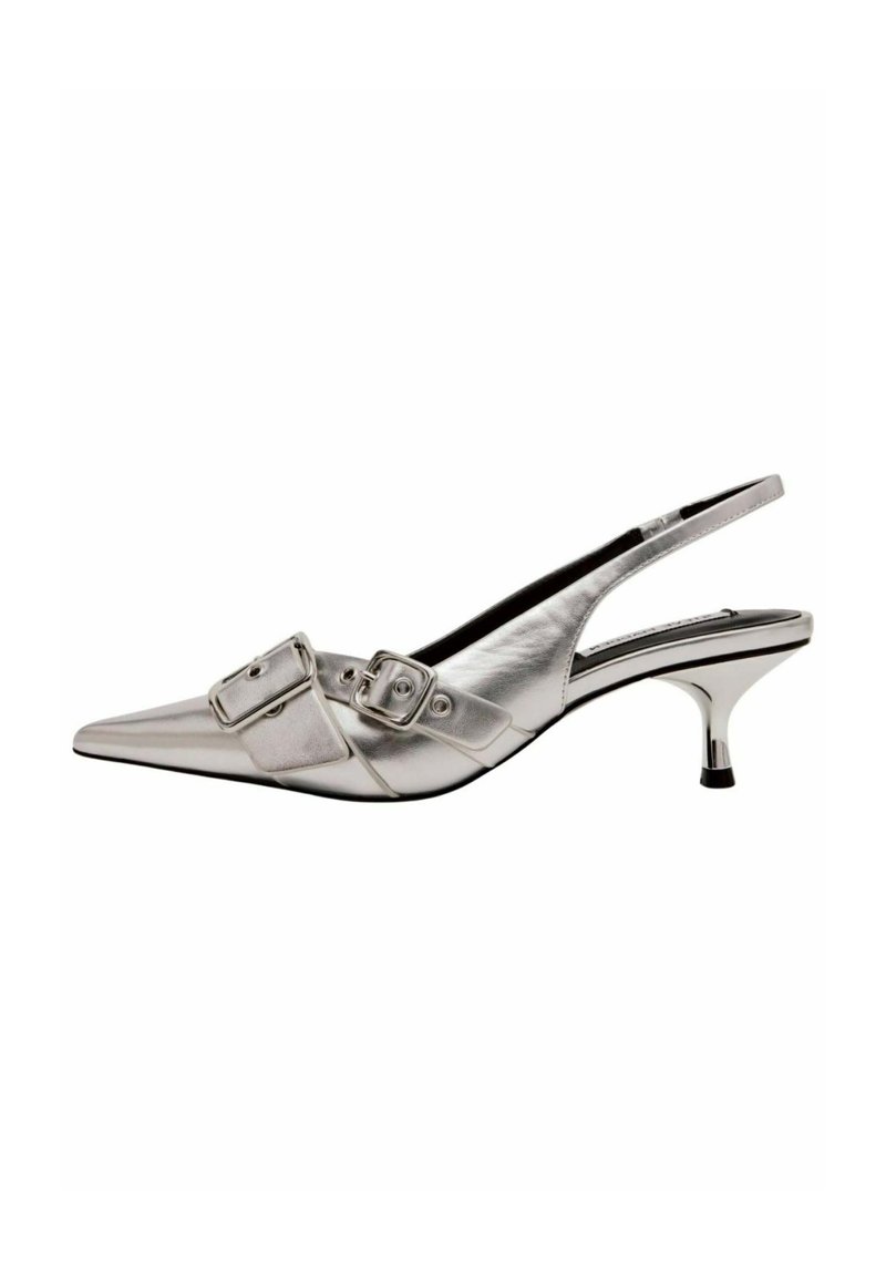 Stříbrné metalické slingback lodičky s špičatou špičkou, detaily ve formě dvou přezek a nízkým stilettem. Hladký povrch a elegantní design.