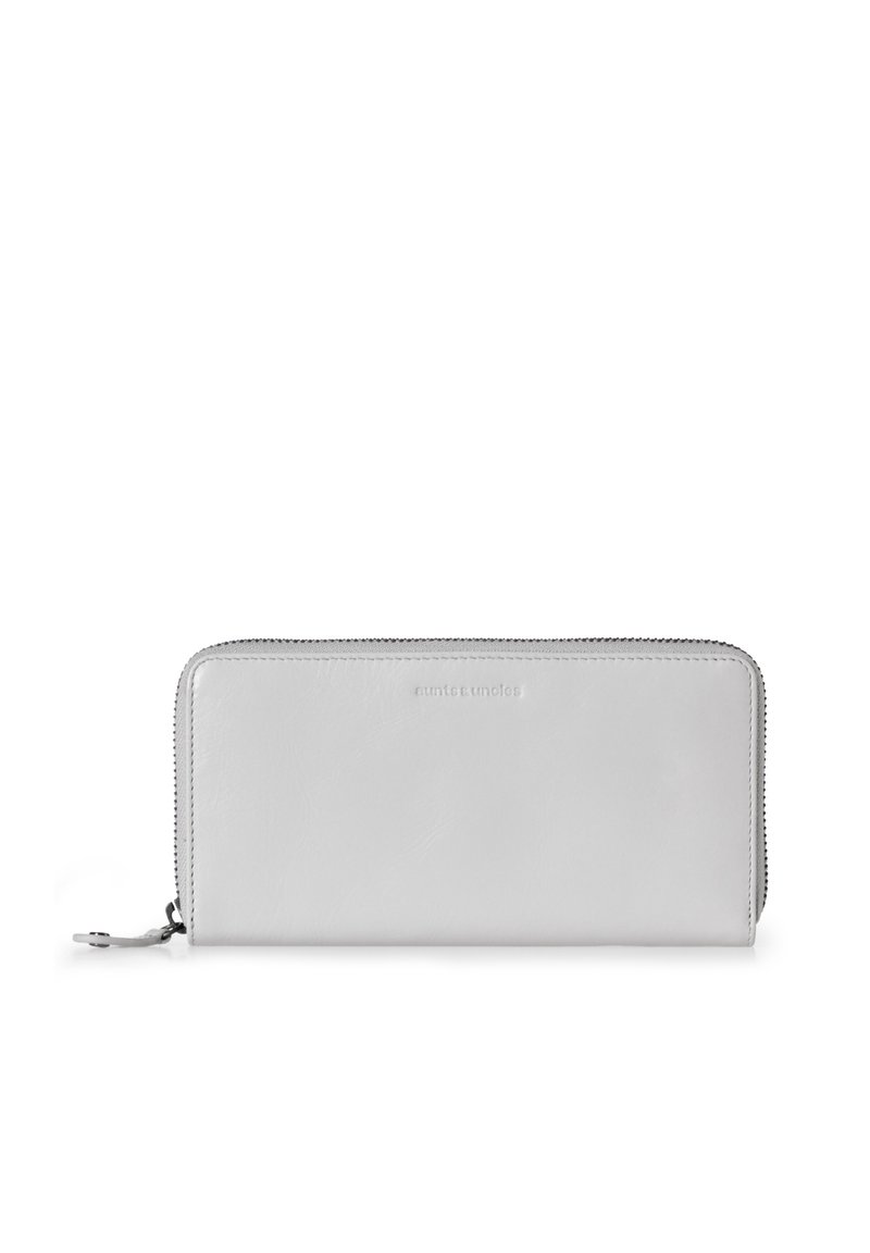 Portafoglio in pelle grigia chiara con una superficie liscia, chiusura con zip e logo impresso sul fronte. Presenta una forma rettangolare e un design sottile.