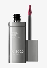 Graue rechteckige Flasche mit dem Etikett "VINYL LOCK LIP LACQUER", ausgestattet mit einem schwarzen Applikatorstab und einem strukturierten rosa Lippenprodukt an der Spitze.