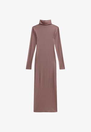 Långärmad klänning med hög hals i en solid mauve-färg. Tillverkad av mjukt, elastiskt tyg med en figursydd silhuett och golvlång design.