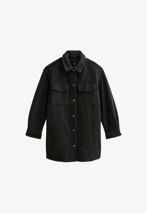 Chaqueta de forro polar negra con cuello de camisa, dos bolsillos en el pecho y cierre de botones. Presenta mangas largas y un corte relajado.