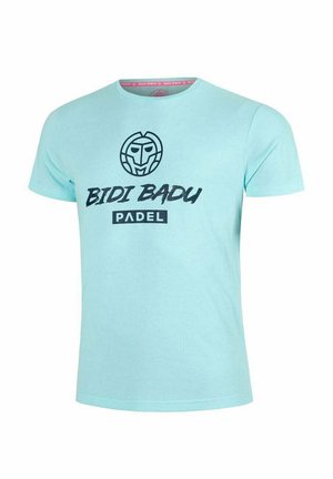 Camiseta de manga corta de color azul claro con un logotipo negro estilizado de una cara encima del texto en negrita "BIDI BADU" y un rectángulo negro con la palabra "PADEL" en su interior.