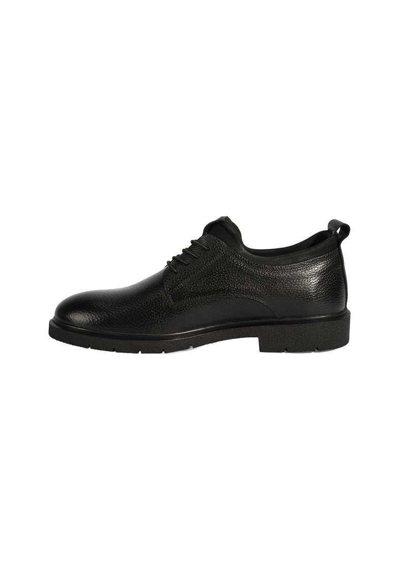 Chaussure de ville en cuir noir avec une surface texturée, un bout arrondi, un laçage à l'avant et une semelle en caoutchouc durable. Conçue pour des occasions formelles.