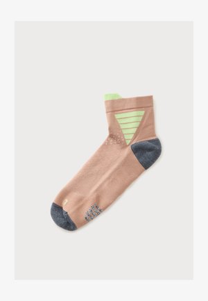 Chaussette chevillère simple en rose poussiéreux avec talon et bout gris foncé, rayures vert clair à la cheville et détails antidérapants sous la semelle.
