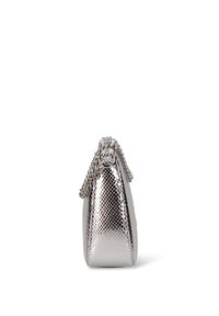 Metallic zilveren handtas met slangenhuidstructuur, langwerpige vorm en kettingriemdetail. Gladde afwerking met een gestructureerde silhouet.