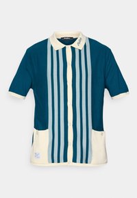 Kortermet polo skjorte i mørk teal med lyseblå vertikale striper. Har en kremfarget krage og to frontlommer.
