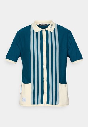 Kortermet polo skjorte i mørk teal med lyseblå vertikale striper. Har en kremfarget krage og to frontlommer.