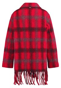 Chaqueta de lana a cuadros rojos y negros con mangas largas, cuello y detalles de flecos en el dobladillo, vista desde la parte posterior.
